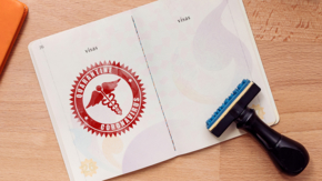 Reisepass mit Stempel Coronavirus Quarantäne Foto iStock asiandelight.jpg